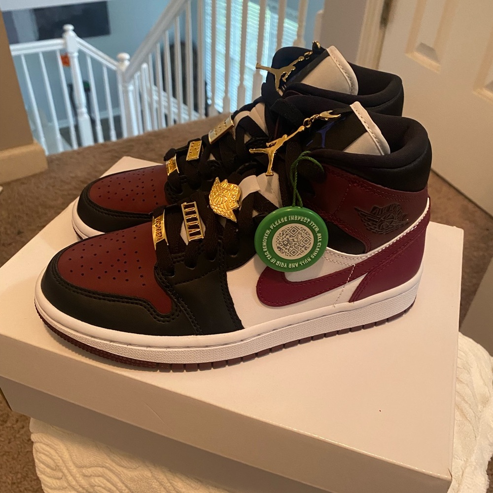 Air Jordan 1 Mid “Maroon”